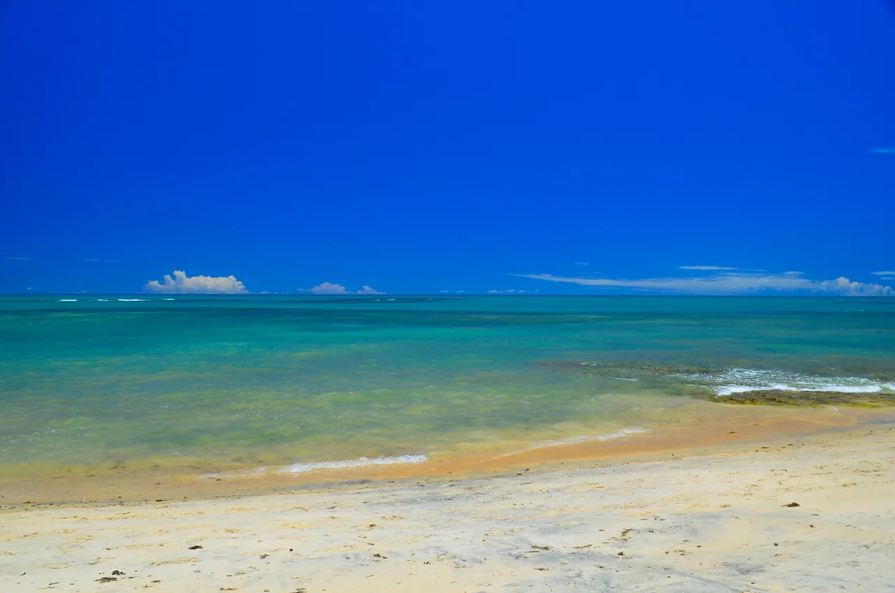 foto tirada de um bancada de coral na praia de Arraial D'Ajuda no Sul da Bahia mostrando os vários tons de Azul que o oceano pode ter.