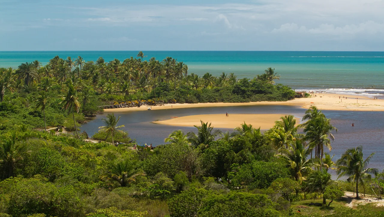 Caraíva é umas das mais belas praias do litoral sul de Porto Seguro, Bahia. Fica localizada entre o mar e o rio Caraíva, que dá nome ao vilarejo.