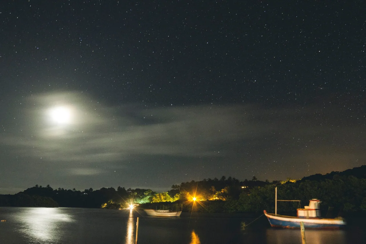vista noturna à beira do rio Caraíva, Bahia, Brasil.