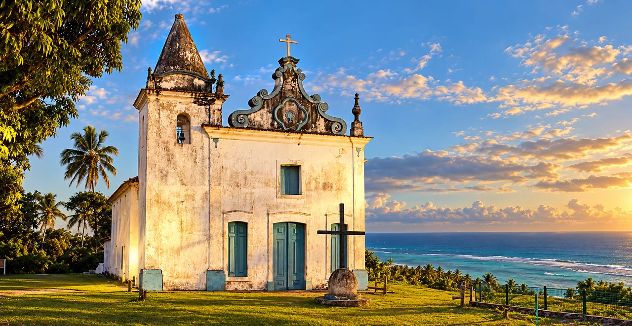 Igreja histórica de Nossa Senhora da Conceição no mirante da Cidade Alta de Santa Cruz Cabrália, com vista para os recifes da Costa do Descobrimento.